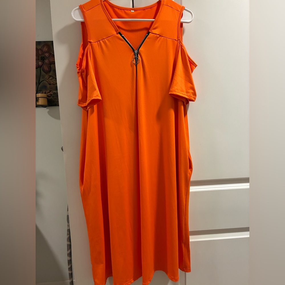 Orange Cold Shoulder Dress with pockets 
Size 1x
PTP 23 1/2
L 40